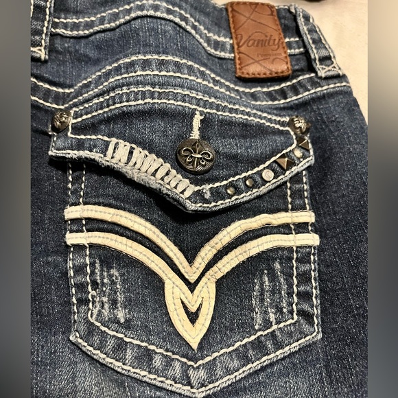 𝓥𝓪𝓷𝓲𝓽𝔂 𝓭𝓲𝓢𝓽𝓻𝓮𝓢𝓢𝓮𝓭 𝓫𝓮𝓻𝓶𝓾𝓭𝓪𝓢 - Picture 3 of 11